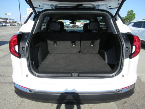 Used 2023 GMC Terrain SLT image 17