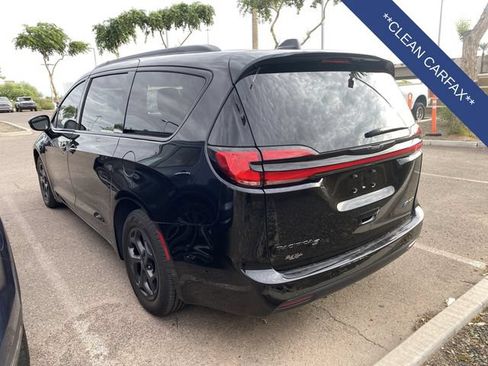 Used 2025 Chrysler Pacifica Premium FWD image 3