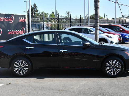 Used 2024 Nissan Altima 2.5 SV image 9