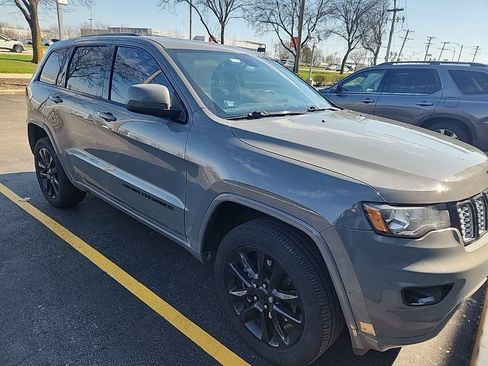 Used 2021 Jeep Grand Cherokee Laredo X image 2