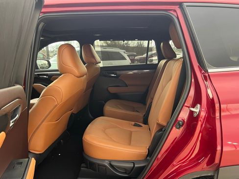 Used 2021 Toyota Highlander Platinum image 19