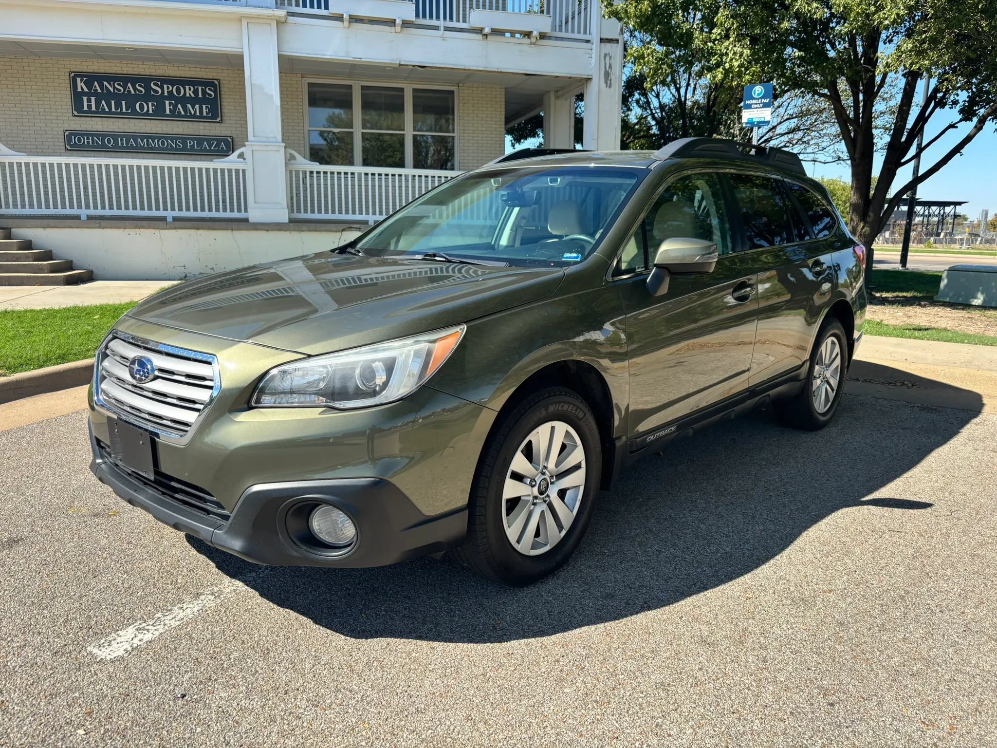 Used 2017 Subaru Outback 2.5i Premium AWD/4WD image 3