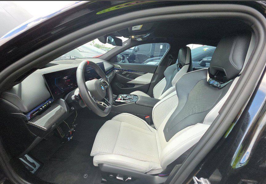 Used 2025 BMW M5 w/ Carbon Package AWD/4WD image 5