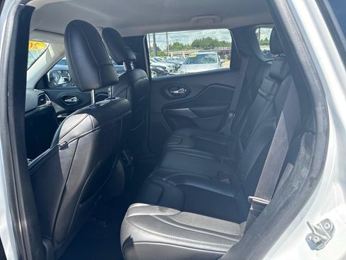 Used 2019 Jeep Cherokee Latitude Plus FWD image 13
