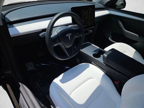 Used 2024 Tesla Model Y 2WD image 10