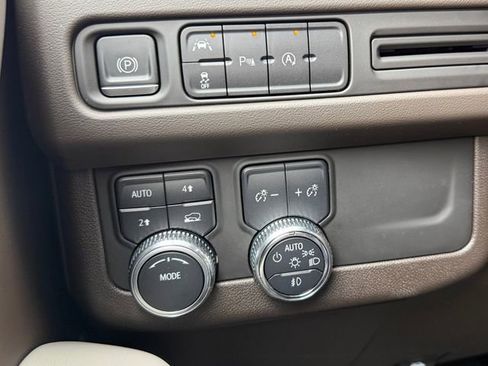 Used 2023 GMC Yukon SLT AWD/4WD image 18