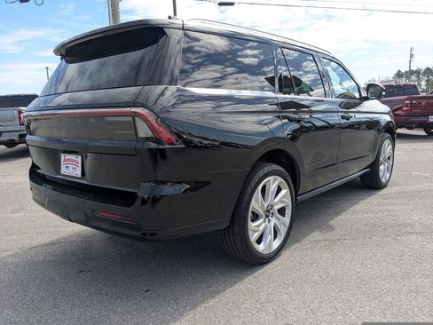 Used 2025 Lincoln Navigator Reserve AWD/4WD image 4