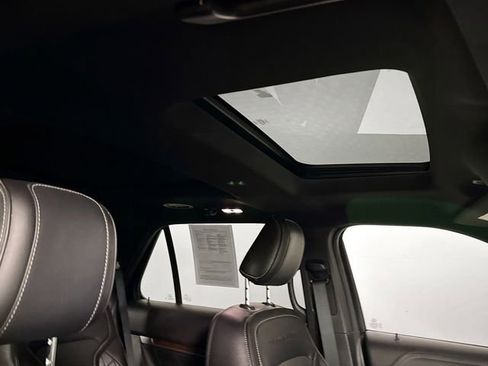 Used 2018 Ford Explorer Platinum AWD/4WD image 2