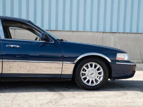Used 2007 Lincoln Town Car Signature RWD image 11