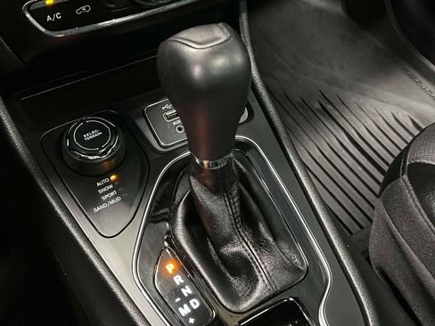 Used 2022 Jeep Cherokee Limited w/ Mopar Interior Package AWD/4WD image 34