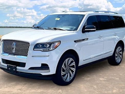 Used 2022 Lincoln Navigator Reserve AWD/4WD image 3