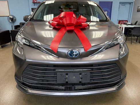 Used 2022 Toyota Sienna LE image 9