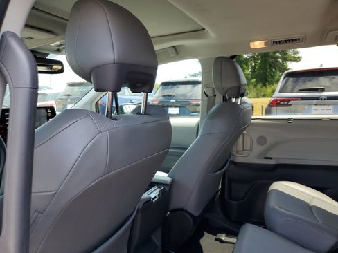 Used 2024 Toyota Sienna XLE FWD image 11