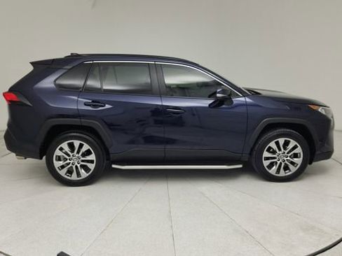Used 2021 Toyota RAV4 XLE Premium FWD image 4