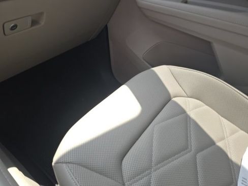 Used 2024 Volkswagen Atlas SE w/ Panoramic Sunroof Package FWD image 15