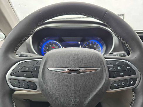 Used 2024 Chrysler Pacifica Touring-L image 31