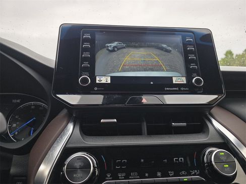 Certified 2021 Toyota Venza XLE w/ Softex Package image 33