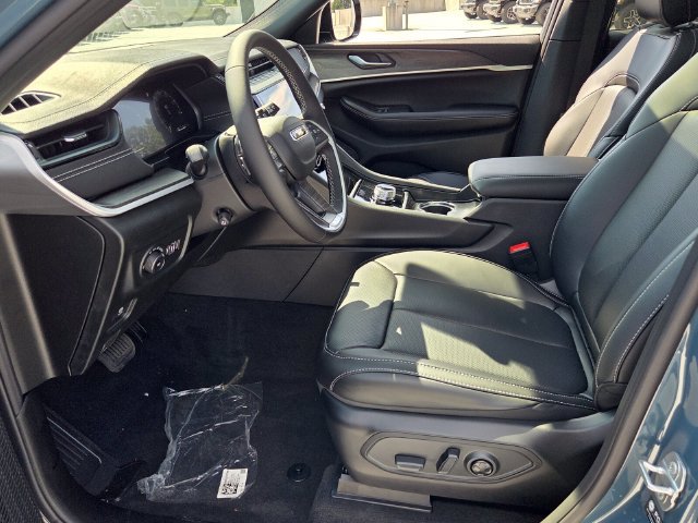 New 2027 Jeep Grand Cherokee Limited RWD image 14