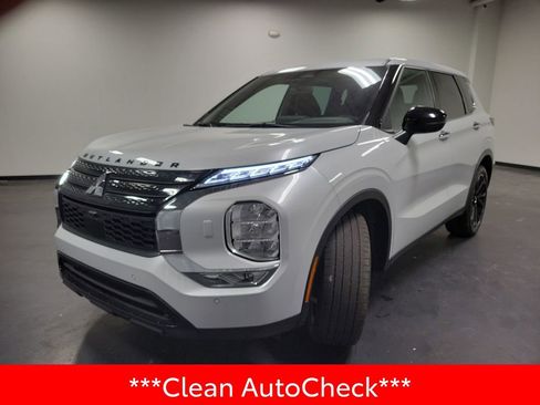 Used 2023 Mitsubishi Outlander SE image 4