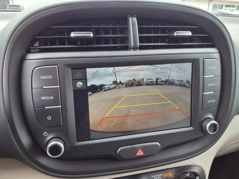 Used 2025 Kia Soul LX w/ LX Technology Package FWD image 6