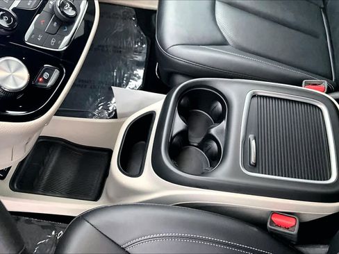 Used 2024 Chrysler Pacifica Select image 17