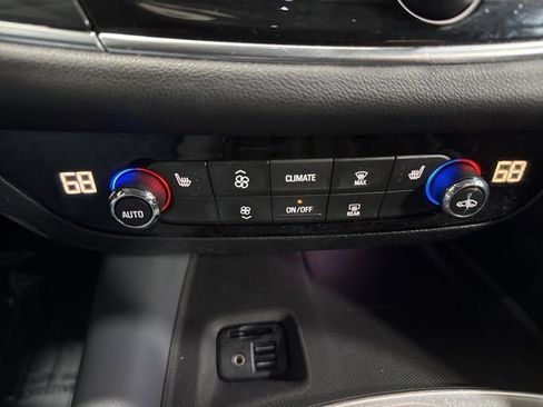 Used 2020 Buick Enclave Essence image 21