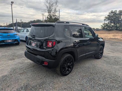 Used 2022 Jeep Renegade Altitude image 3