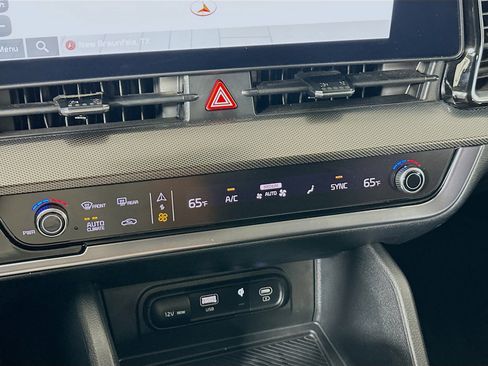 Used 2025 Kia Sportage SX image 23