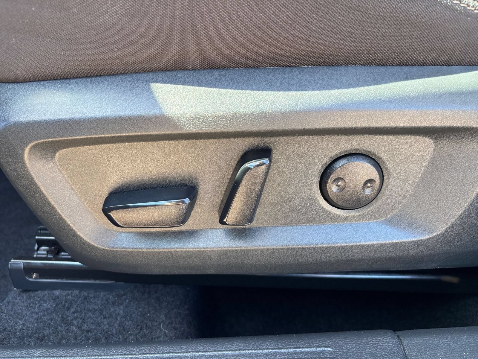 Used 2025 Nissan Rogue SV FWD image 21