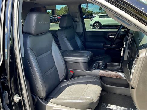 Used 2023 GMC Sierra 2500 Denali w/ Denali Black Diamond Edition AWD/4WD image 8
