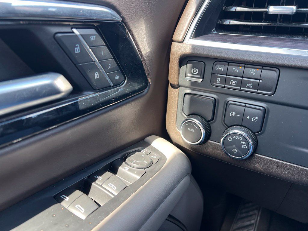 Used 2025 Chevrolet Tahoe LT RWD image 18