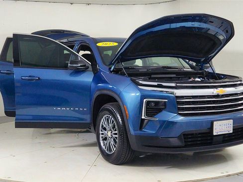 Used 2025 Chevrolet Traverse LT w/ Driver Confidence Package image 9