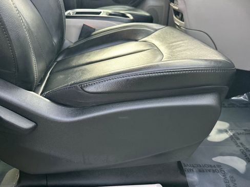 Used 2022 Chrysler Pacifica Touring-L image 25