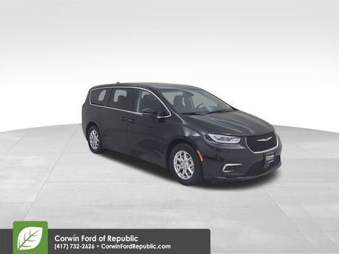 Used 2023 Chrysler Pacifica Touring-L FWD image 4
