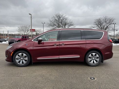 Used 2017 Chrysler Pacifica Platinum image 2