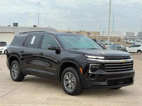 Used 2025 Chevrolet Traverse LT image 5