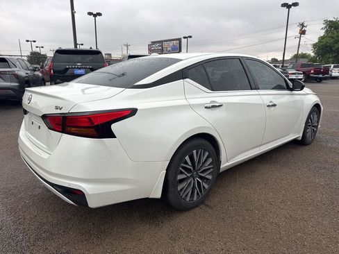 Used 2024 Nissan Altima 2.5 SV FWD image 2