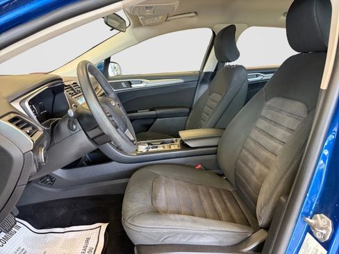 Used 2017 Ford Fusion SE w/ Fusion SE Technology Package image 10