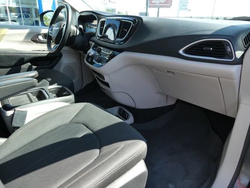 Used 2019 Chrysler Pacifica Touring Plus w/ Advanced Safetytec Group FWD image 14