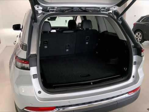 Used 2023 Jeep Grand Cherokee Limited w/ Luxury Tech Group II image 16