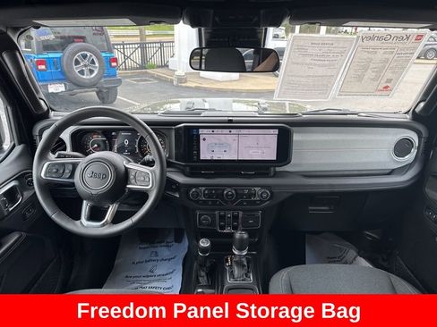 Used 2025 Jeep Wrangler Unlimited Sahara AWD/4WD image 17