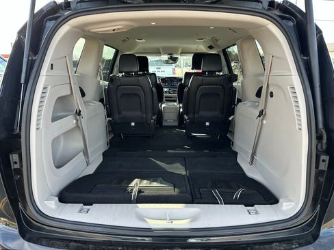 Used 2024 Chrysler Pacifica Touring-L image 8