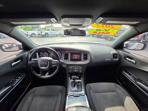 Used 2017 Dodge Charger SE RWD image 2