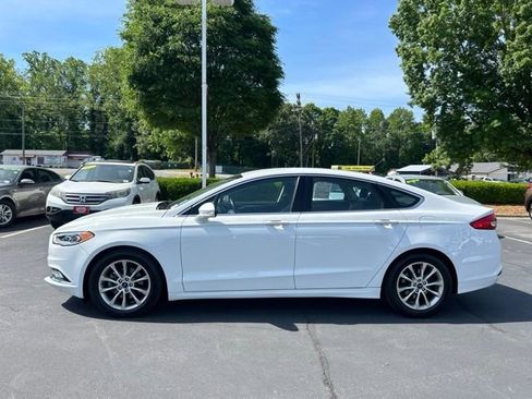 Used 2017 Ford Fusion SE w/ Fusion SE Technology Package FWD image 8