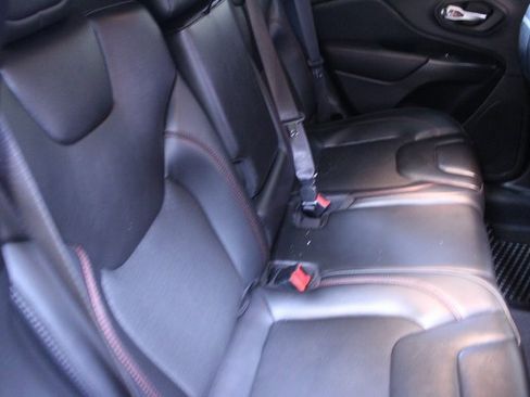 Used 2019 Jeep Cherokee Trailhawk w/ Comfort & Convenience Group image 9