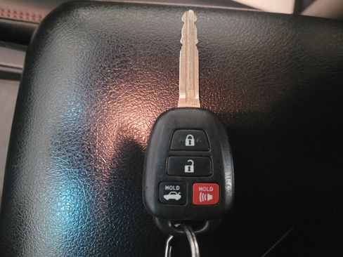 Used 2016 Toyota Camry SE image 32