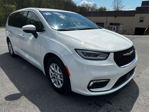 Used 2023 Chrysler Pacifica Touring-L FWD image 5