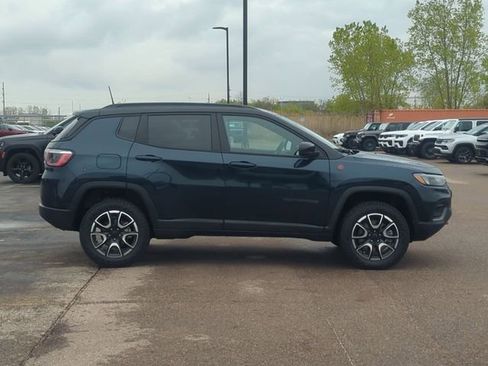 Used 2024 Jeep Compass Trailhawk AWD/4WD image 2