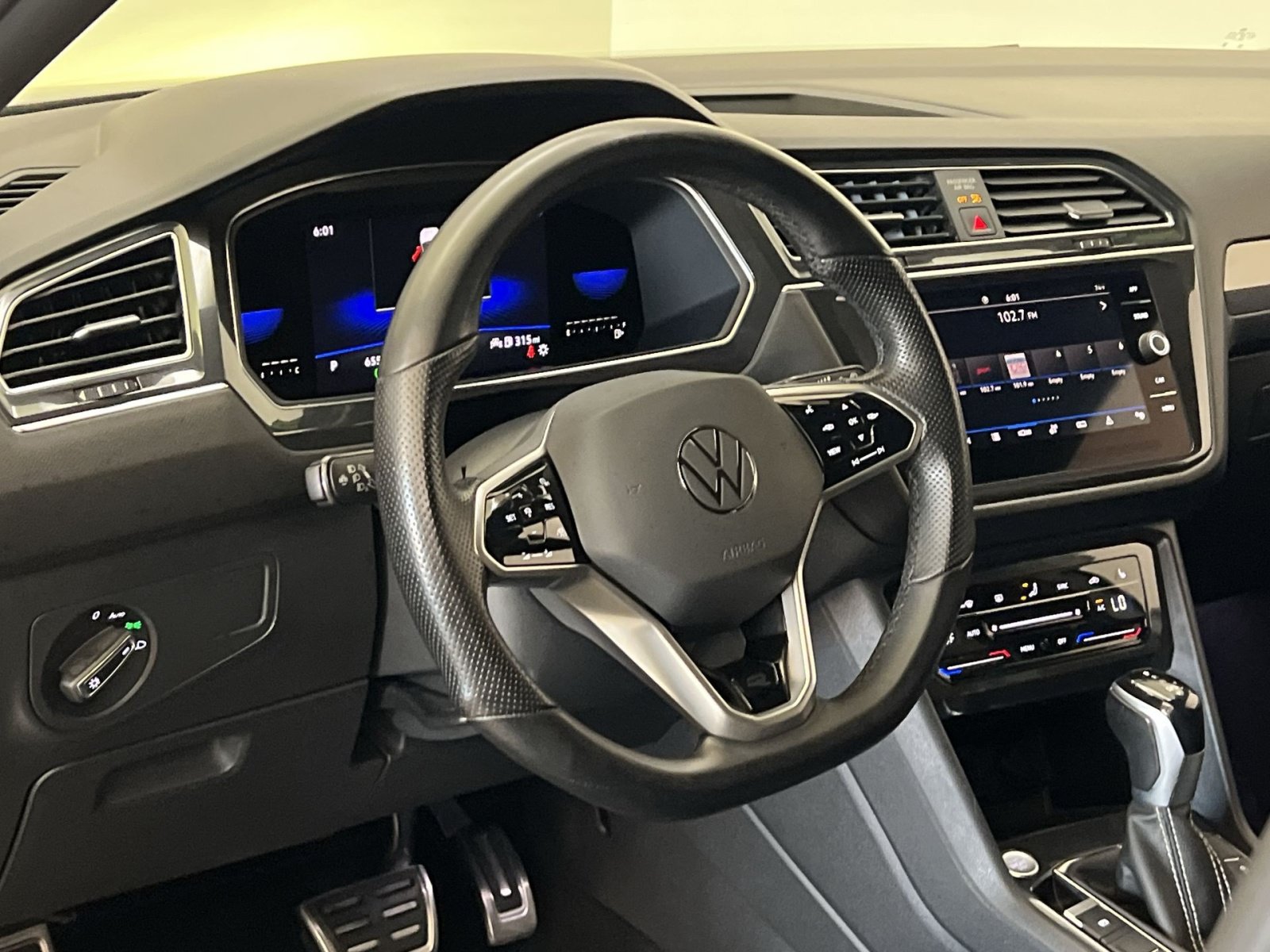 Used 2023 Volkswagen Tiguan SE R-Line FWD image 15