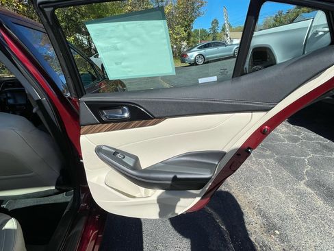 Used 2017 Nissan Maxima Platinum image 25